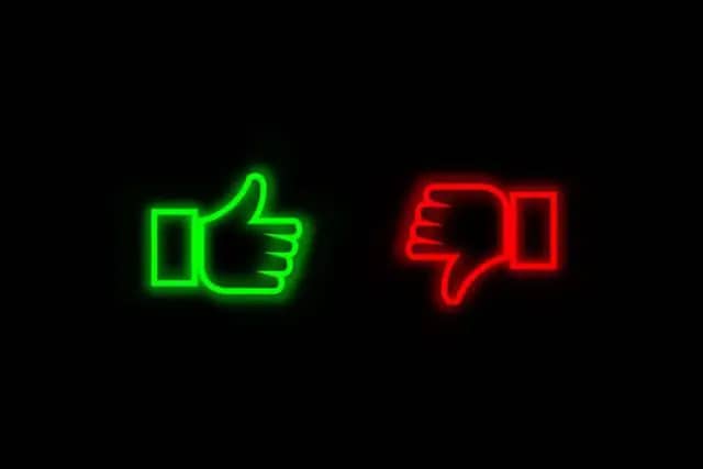 Green thumbs up and red thumbs down. Blogging platforms